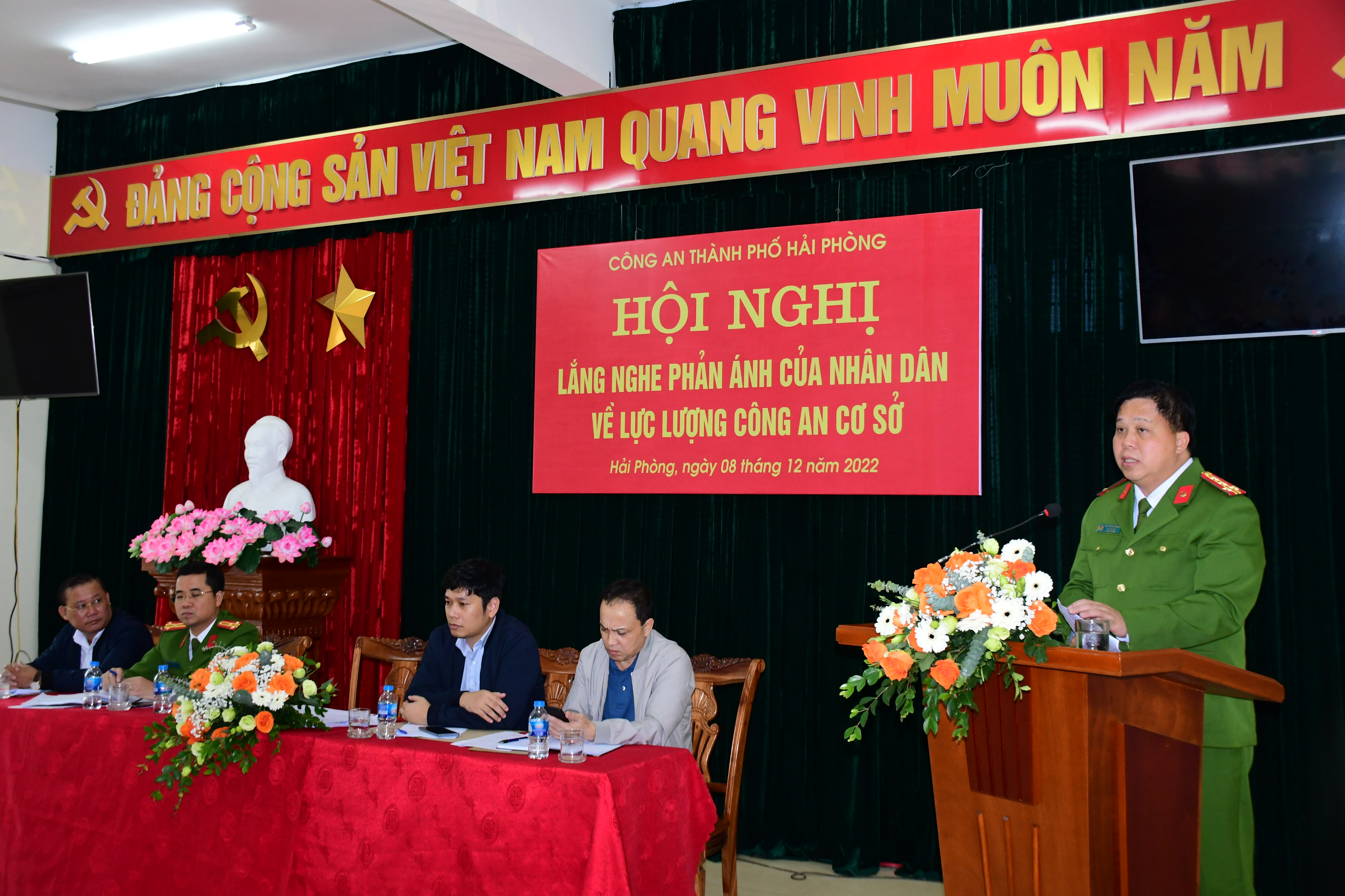  Đại tá Bùi Trung Thành, Phó giám đốc CATP lắng nghe phản ánh của nhân dân về lực lượng Công an tại phường Đằng Hải